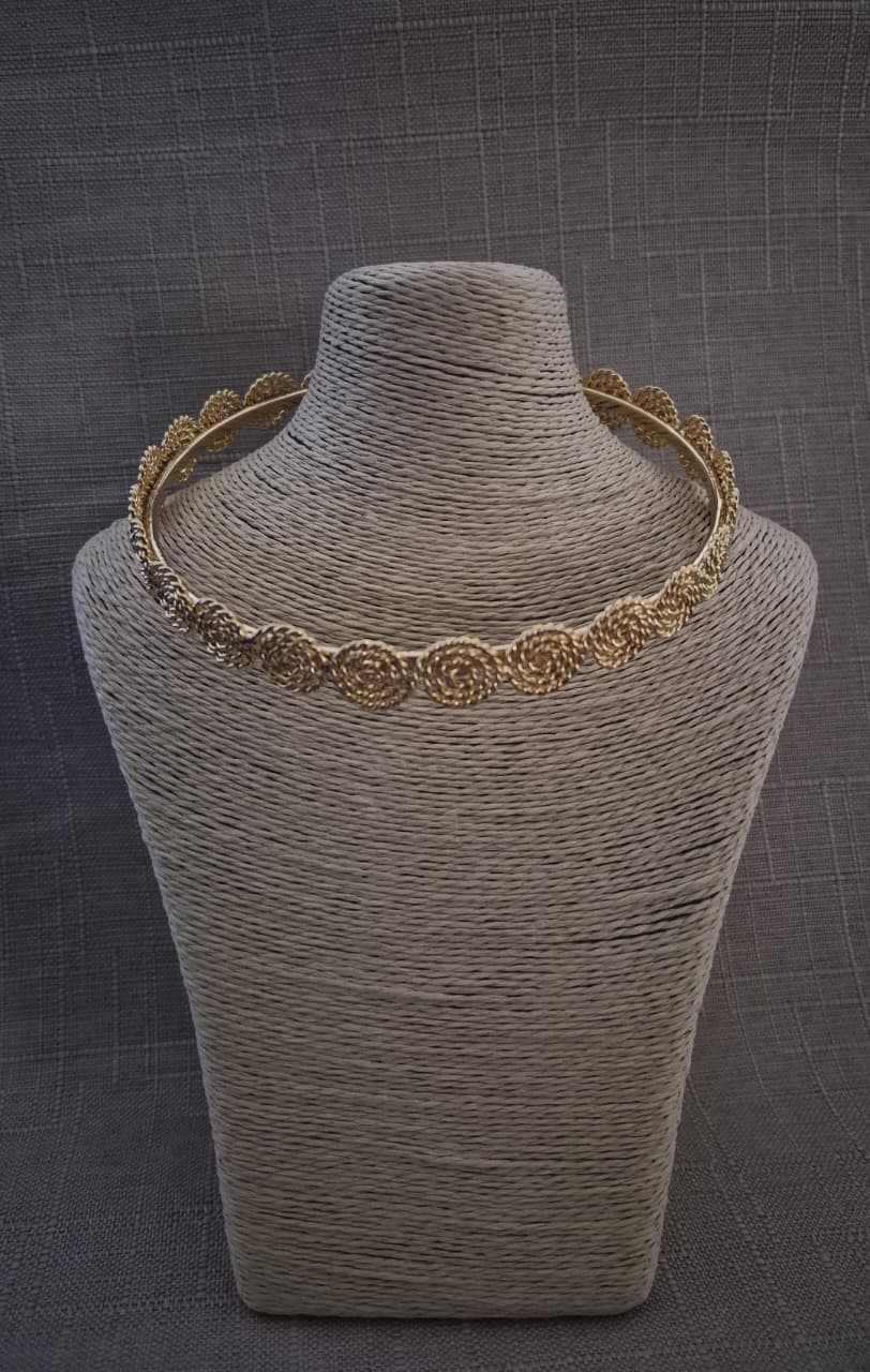 COLLAR ROSETA DORADA